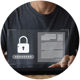 persona con playera color gris escribiendo con un teclado